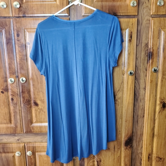 Simply VERA Asymmetrical Hem Sequins Embroidered Scoop Neckline Tee Size L - Picture 6 of 6